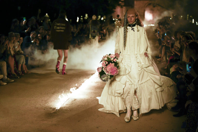 gucci cruise19 gg ftr img 768x512 - Призрак невесты: показ Gucci resort 2019