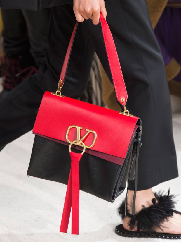 https   s3 eu west 1.amazonaws.com htsi ez prod ez images 2 3 1 3 1773132 1 eng GB 07 SS19C Valentino 630 - Лучшие сумки коллекций весна-лето, в которые стоит инвестировать