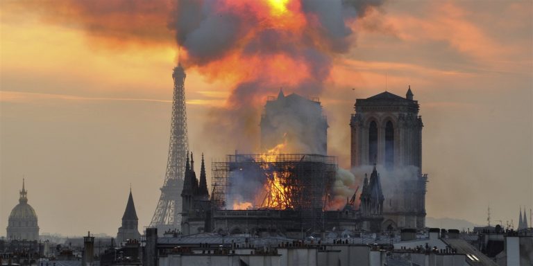 notre dame today main 190416 97b1ccd90308f678e3a1f57d3d13484f.fit 1240w 768x384 - Модные корпорации объединили усилия для реконструкции собора Нотр-Дам де Пари