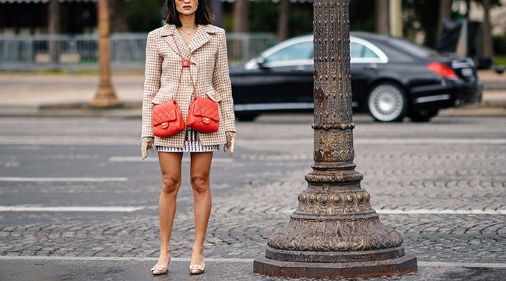 woman wearing chanel side pack bag - Louis Vuitton Resort 2020: как были одеты гости первой линии на показе
