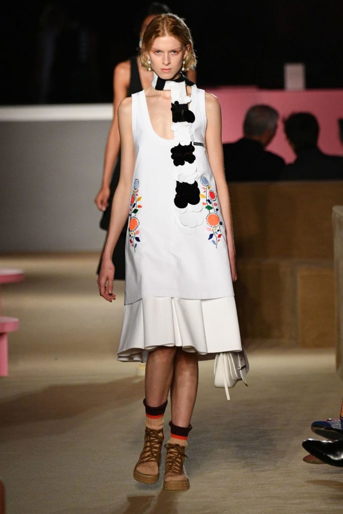 hbz prada cruise 2020 45 1556914528 683x1024 - Лучшие образы коллекций Dior, Chanel, Prada Resort 2020: подготовка к модному отдыху