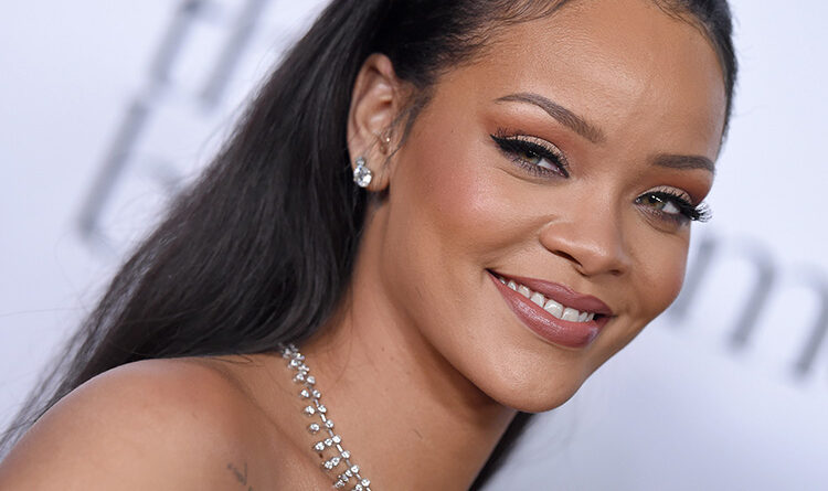 Rianna Rihanna Ulybka Zuby 3384